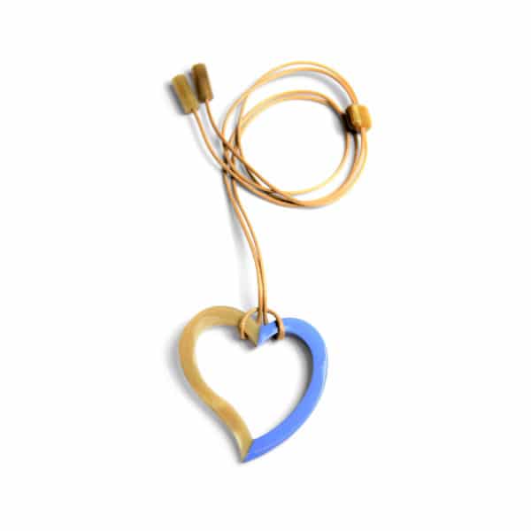 Collier Sautoir avec pendentif cœur en corne. La moité du cœur est laquée bleu . Environ 7,5 x 7,5 cm monté sur un cordon beige ajustable en longueur jusqu’à 116 cm. Orligne Genève LQP10 SOY
