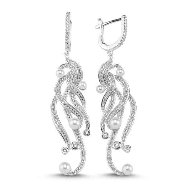 Boucles d’oreilles en argent 925/1000 rhodié, serties de cubics zirconiums et perles de synthèse. Longueur totale environ 70 mm. Orligne Genève E1569WW