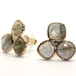 Boucles d’oreilles Joséphine en argent 925/1000 doré rose, serties de 3 labradorites. Orligne Genève ORL1004EST