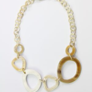 Collier en corne beige-blanc avec 1 élément laqué blanc. Eléments du centre environ 4 à 5 cm, éléments de la « chaîne » environ 12 mm de diamètre. Longueur ajustable jusqu’à 49 cm. Orligne Genève LQP12 SOY-1-1