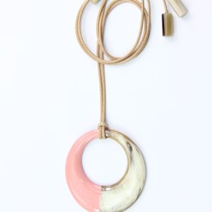 Collier Sautoir avec motif rond en corne beige-blanc et laque rose. Environ 7,5 cm de diamètre monté sur un cordon beige ajustable en longueur jusqu’à 110 cm. Orligne Genève SBP186 SOY-1-1