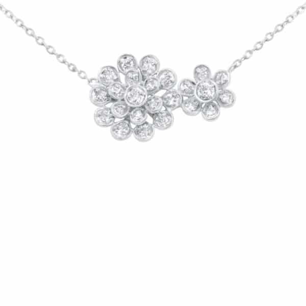 Collier Diane en or blanc 750/1000, avec au centre un double motif floral serti de diamants GH/SI, 0.24 ct. Chaînette forçat limée avec fermoir mousqueton. Longueur 46 cm avec anneaux intermédiaire à 40 cm et 43 cm. Orligne Genève 238.3400439-WIN