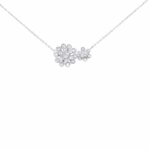 Collier Diane en or blanc 750/1000, avec au centre un double motif floral serti de diamants GH/SI, 0.24 ct. Chaînette forçat limée avec fermoir mousqueton. Longueur 46 cm avec anneaux intermédiaire à 40 cm et 43 cm. Orligne Genève 238.3400439-WIN